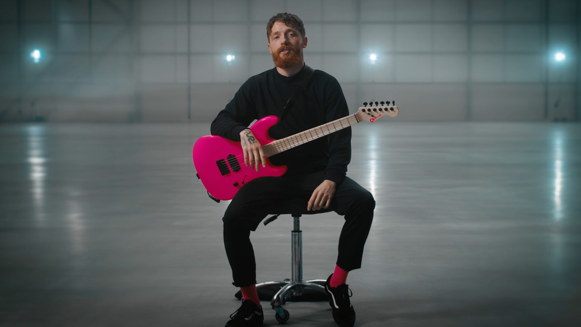 Charvel dévoile la Sean Long Signature en rose fluo