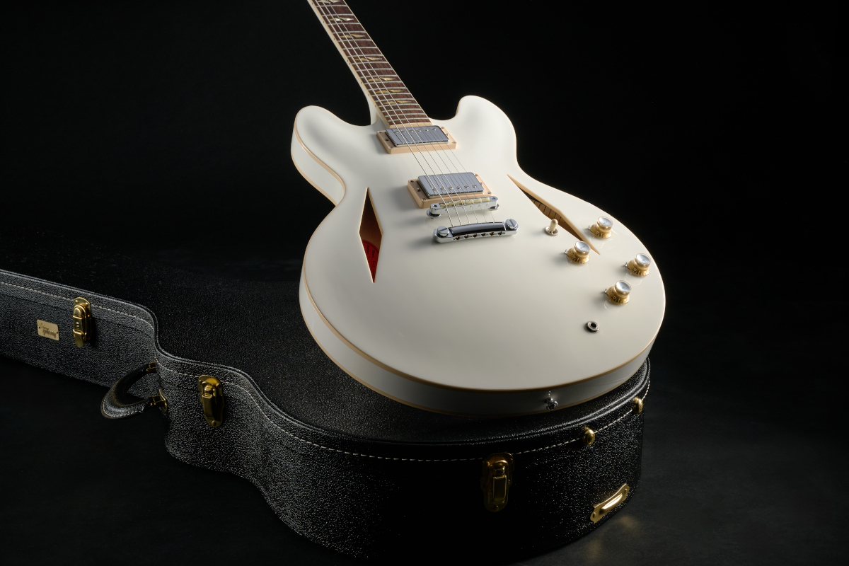 Dave Grohl dévoile sa DG-335 Alpine White en édition limitée