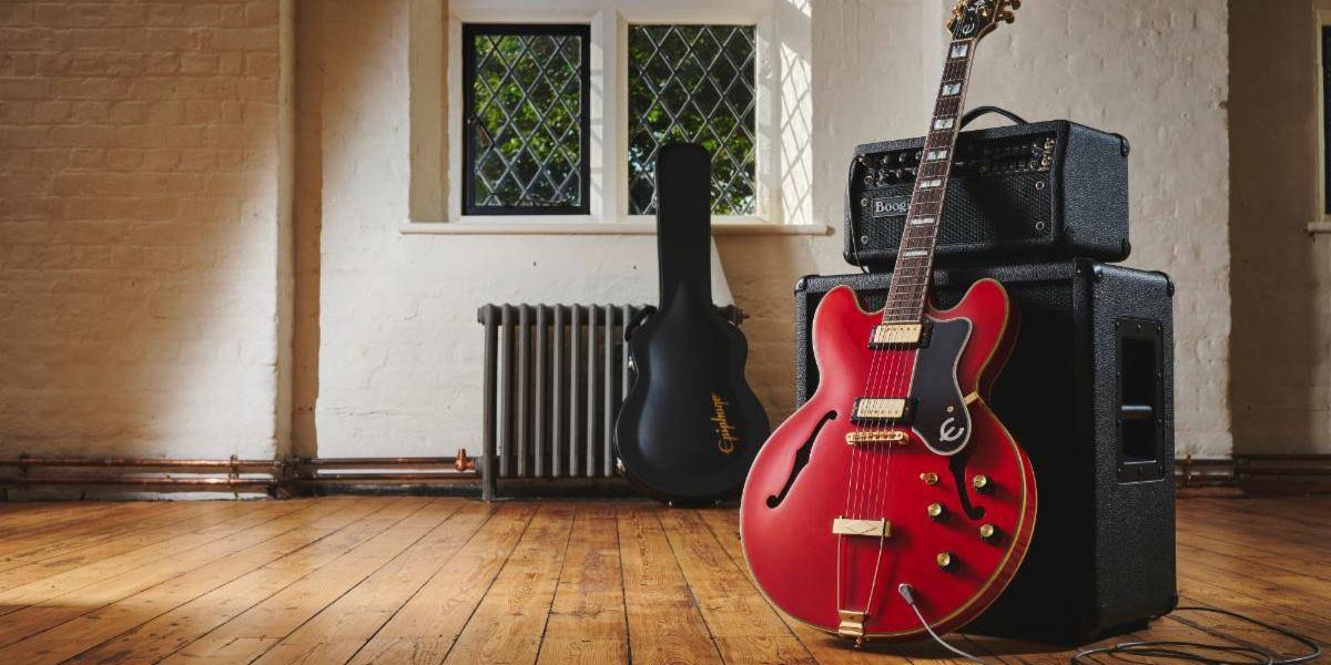 Epiphone célèbre le retour d'Oasis avec deux guitares de légende