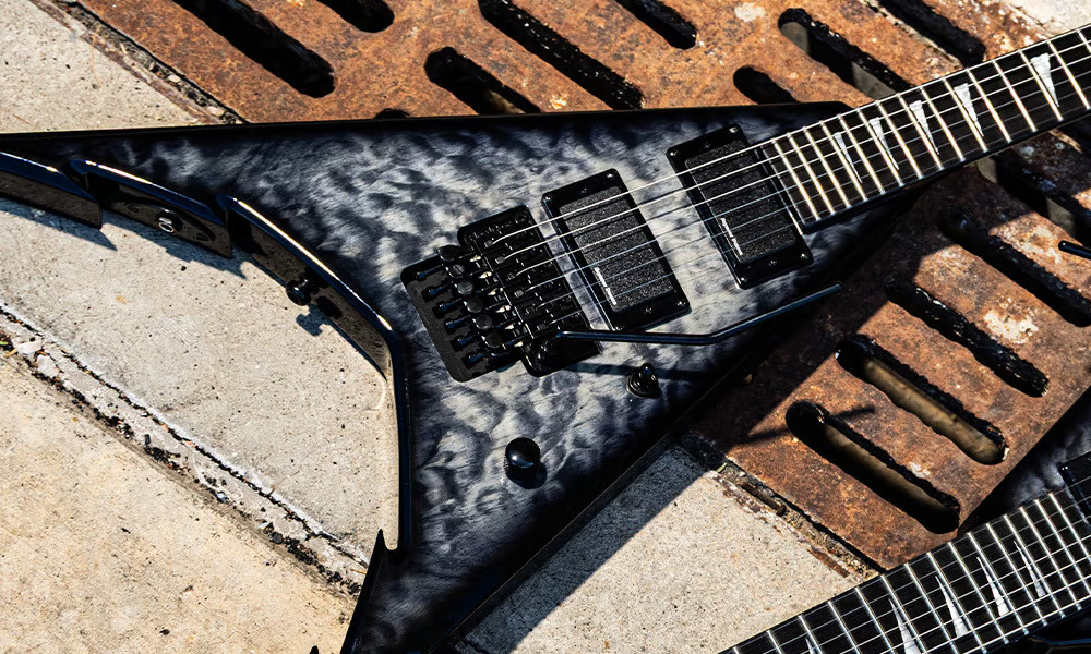 Jackson signe deux King V explosives avec Corey Beaulieu